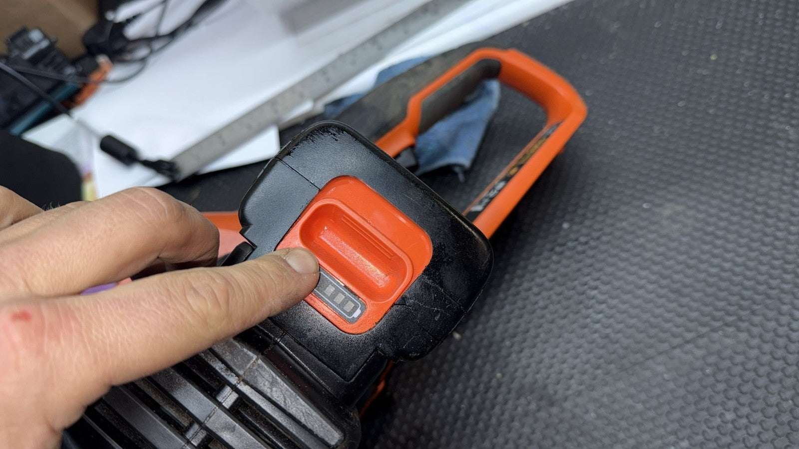 Black + Decker 36V 2.Ah Lithium-ion Cordless Chainsaw (30cm)  NO CHARGER