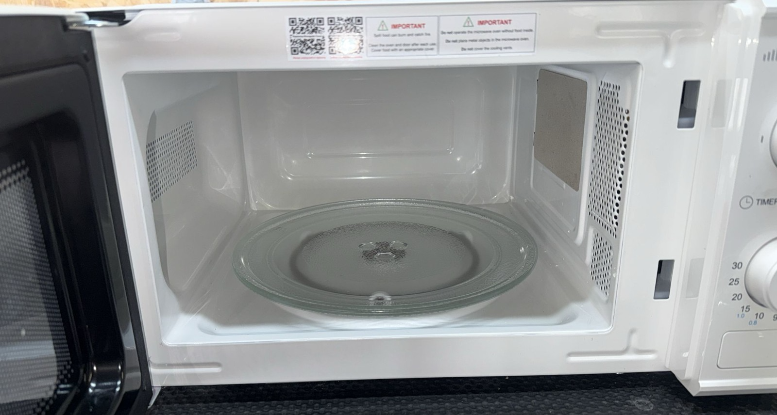 Cookworks 700W Manual Microwave - White