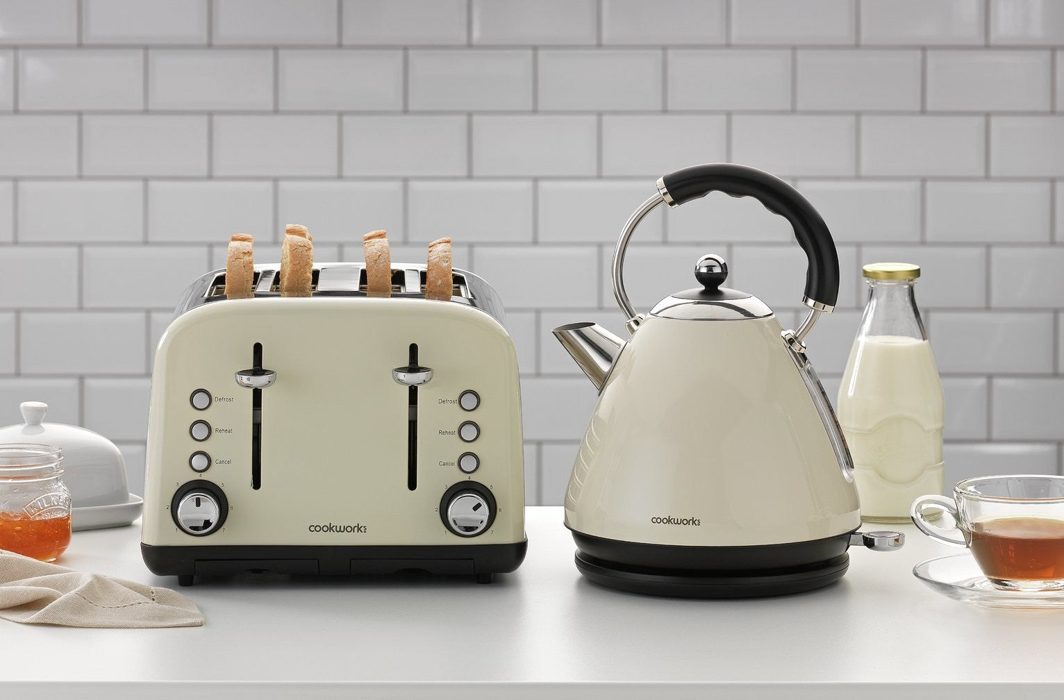 Cookworks Pyramid Kettle - Almond