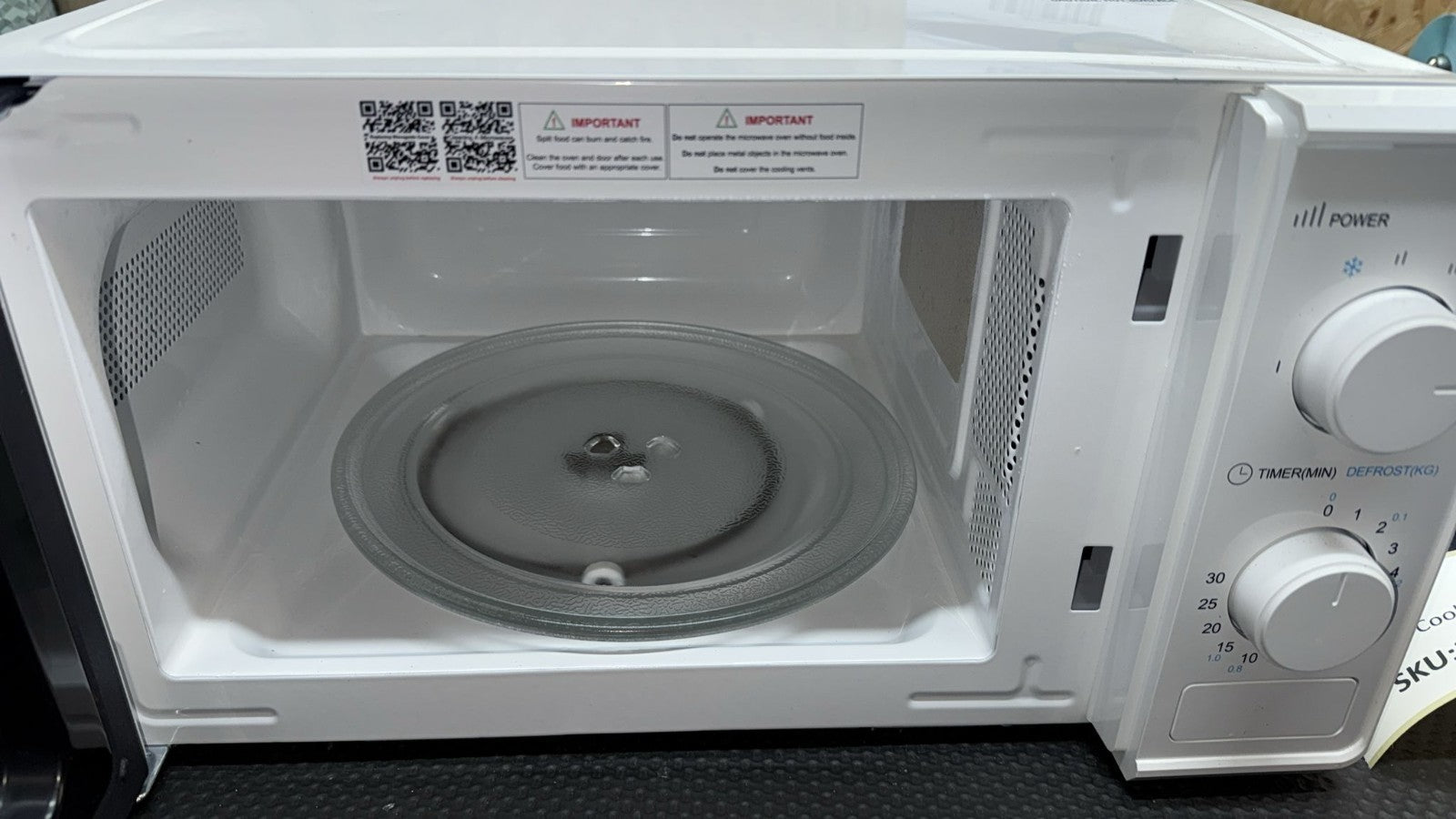 Cookworks 700W Manual Microwave - White