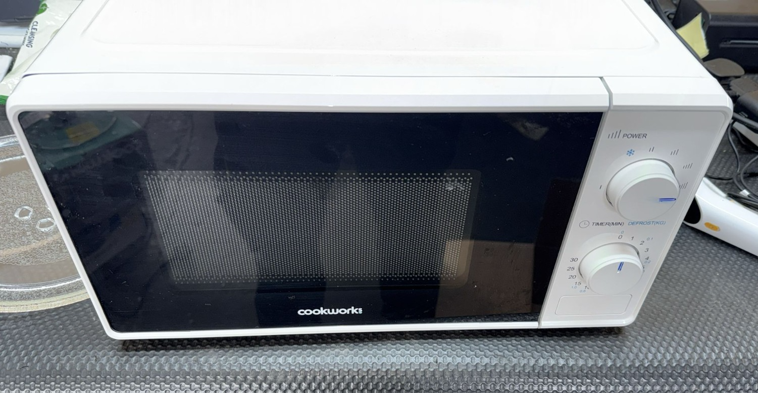Cookworks 700W Manual Microwave - White