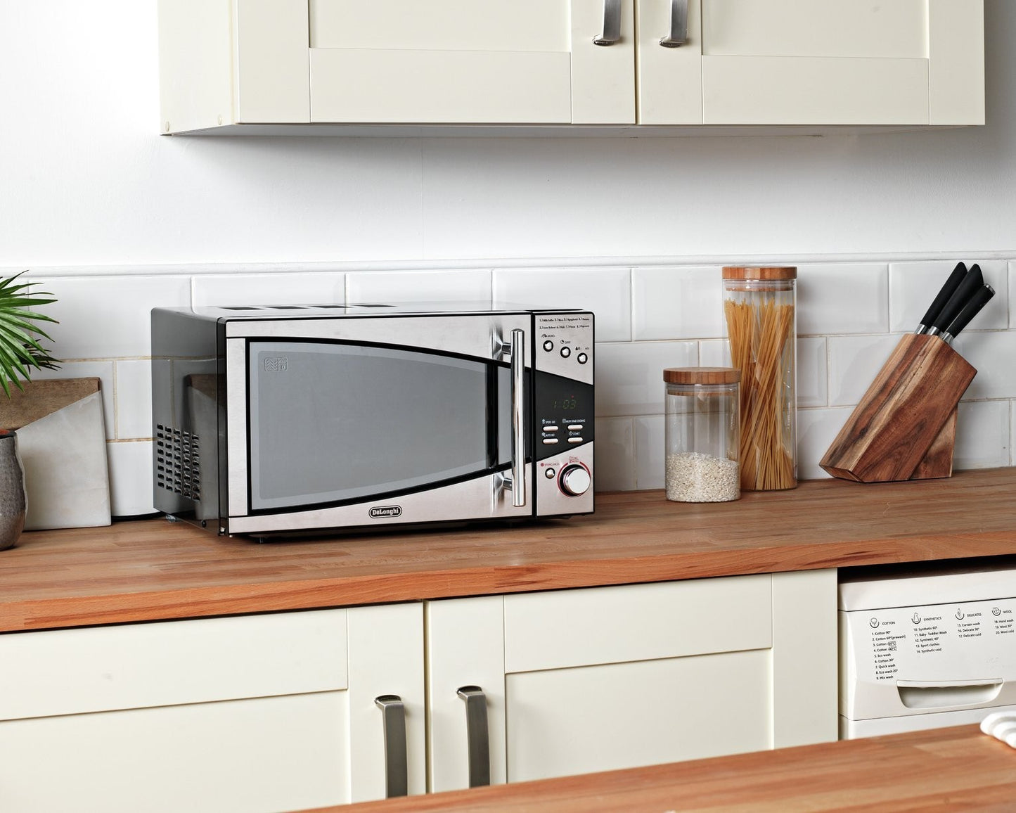 De'Longhi 800W Standard Microwave P80T5A - Black and Silver