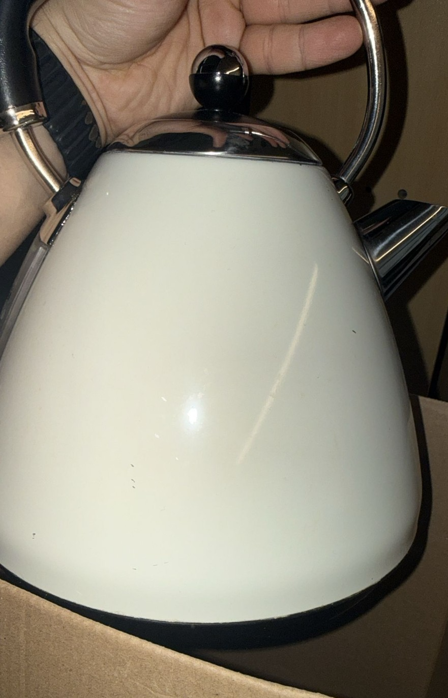 Cookworks Pyramid Kettle - Almond